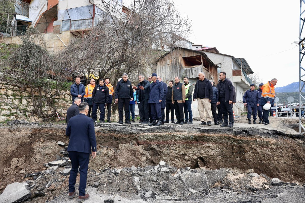 Mersin Valisi Toros, Meydana Gelen Heyelanla İlgili İncelemelerde Bulundu
