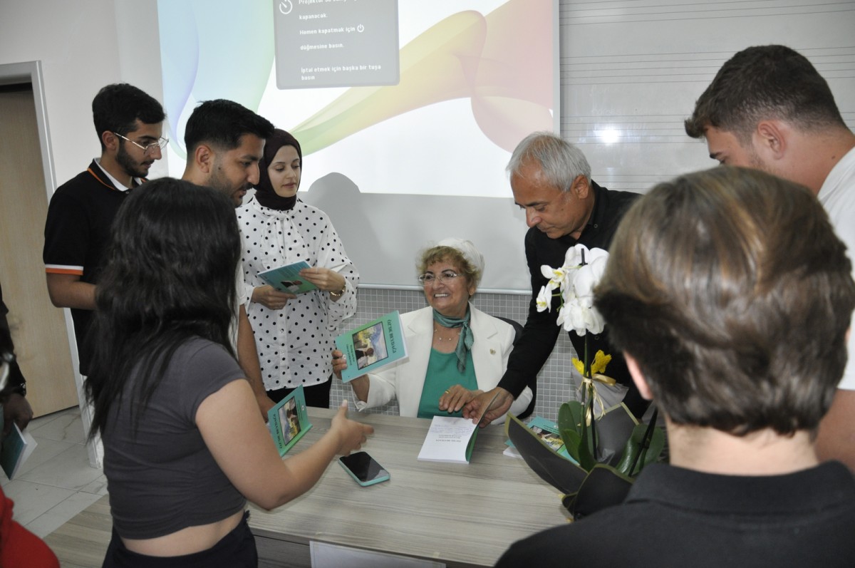 Şair Korkmaz, Geleceğin Öğretmenlerine Kitap İmzaladı