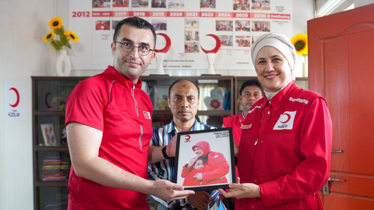 Kızılay Genel Başkanı Arakanlı Müslümanların Kamplarını Ziyaret Etti