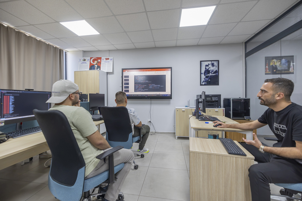 Mersin Büyükşehir Gençleri Yazılım Sektörüne Hazırlıyor