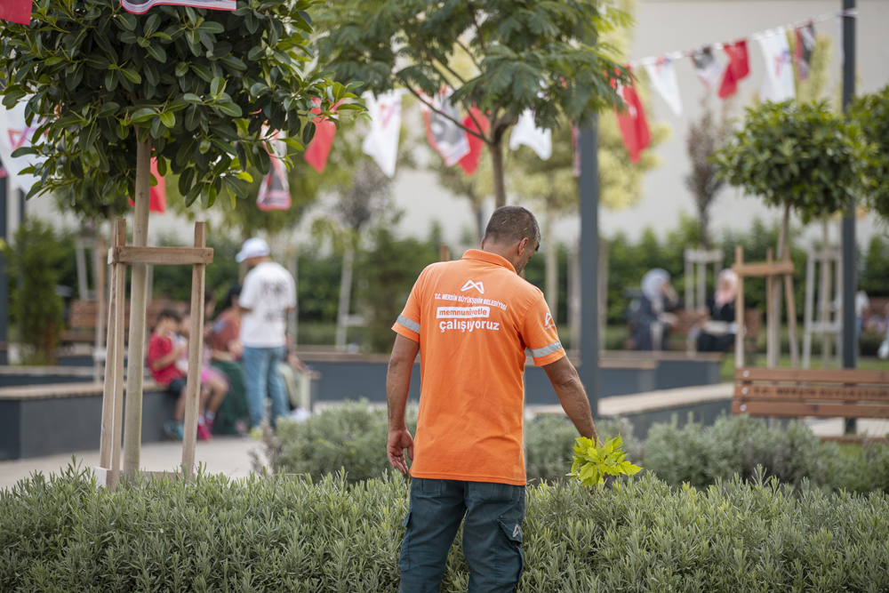 ‘Kırmızı Lacivert Kent Meydanı’ İle Çarşı’ya Nefes Geldi