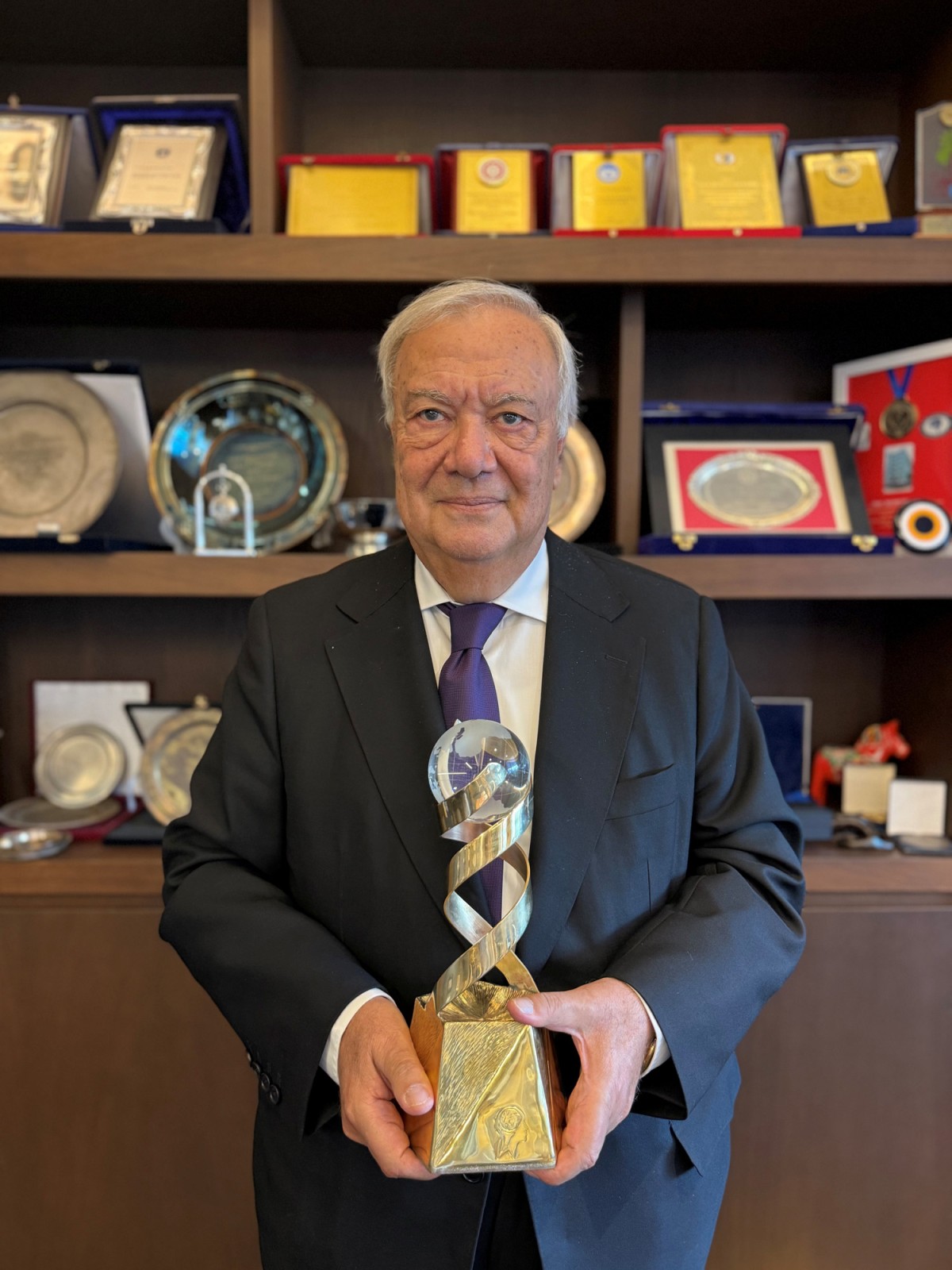 Prof. Dr. M. Necmettin Pamir “Altın Nöron Ödülü” Aldı