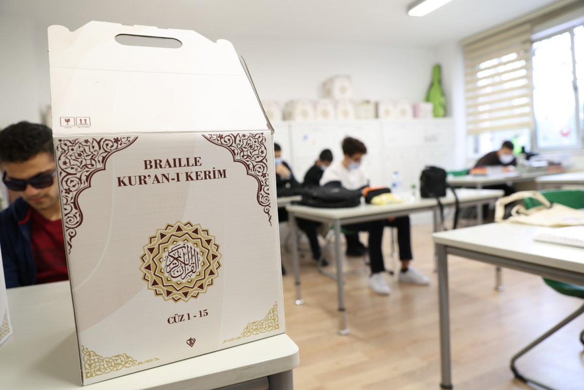 TDV’den görme engelli öğrencilere Braille Kur’an-ı Kerim hediyesi